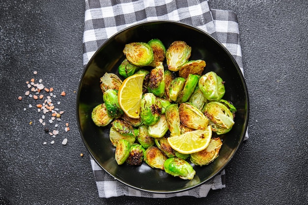 ブリュッセル・スプラウト・グリル (Brussels sprout grill) はフライド・メール (fried meal) と呼ばれ食事のテーブルの上に置かれているフライドメールコピー・スペース (copy space) フード・フォト (food background) 