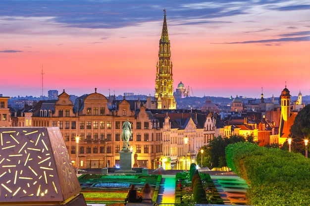 Municipio di bruxelles e zona del mont des arts al tramonto a bruxelles belgio