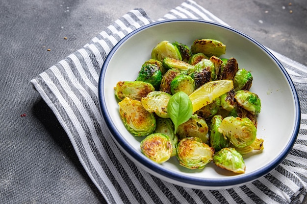 Foto cavolini di bruxelles fritto pasto vegetale spuntino sul tavolo copia spazio cibo sfondo