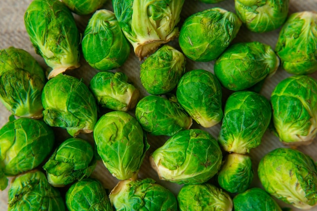 Photo brussels sprouts close-up on a beautiful stand, healthy vegetables. healthy food.