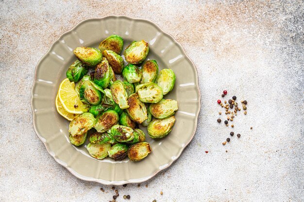 Cavolini di bruxelles fritto vegetale pasto sano spuntino dieta sul tavolo copia spazio cibo