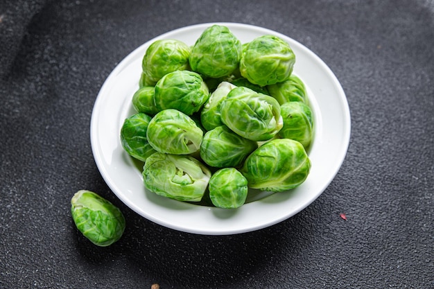 Cavolini di bruxelles verde crudo vegetale pasto sano spuntino dieta sul tavolo copia spazio cibo