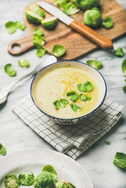 Zuppa di crema di verdure ai cavolini di bruxelles in una ciotola