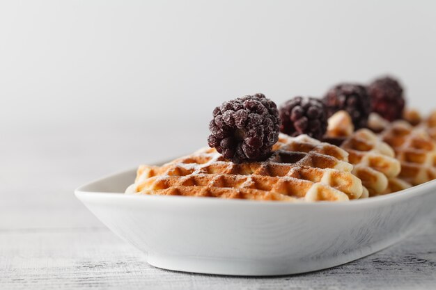 Brusselse wafels met bramen op plaat