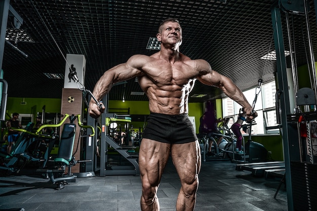 Brutal bodybuilder caucasico allenamento in palestra