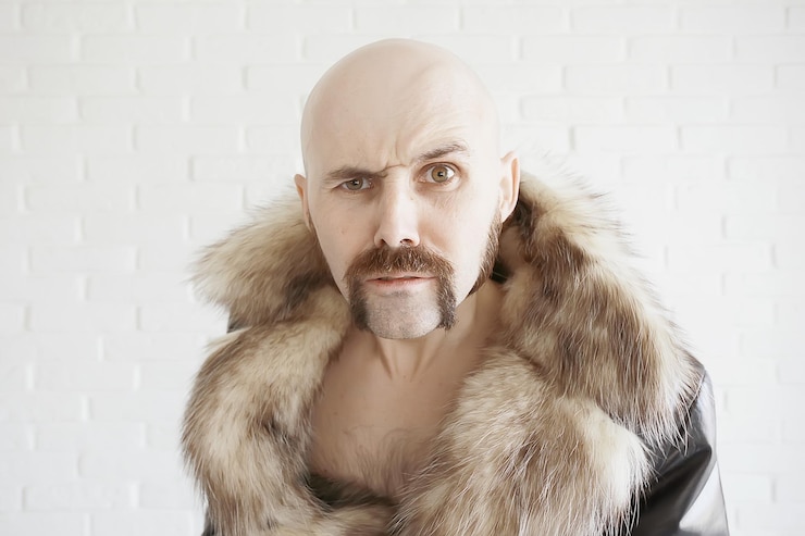 Photo 毛皮のコートを着た残忍な口ひげを生やした男