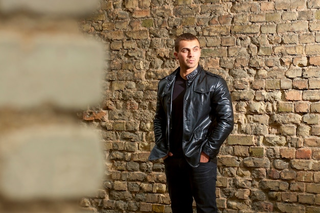 Photo brutal young sexual man in a leather jacket