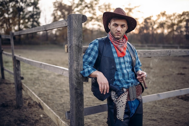 Brutale cowboy vormt in de paardenkraal op de boerderij