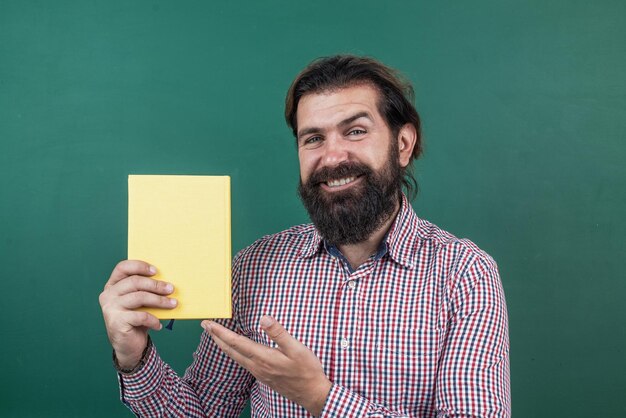 Brutale ongeschoren kerel universitair docent bij schoolbordbibliotheek