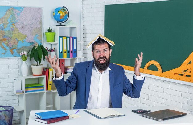 Brutale ongeschoren kerel universitair docent in de klas school