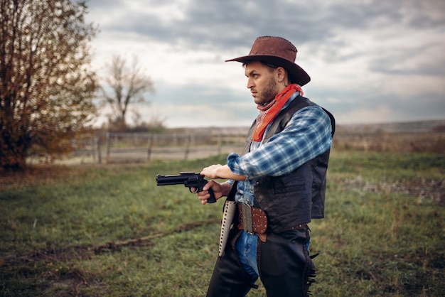 Brute cowboy met revolver, vuurgevecht op boerderij