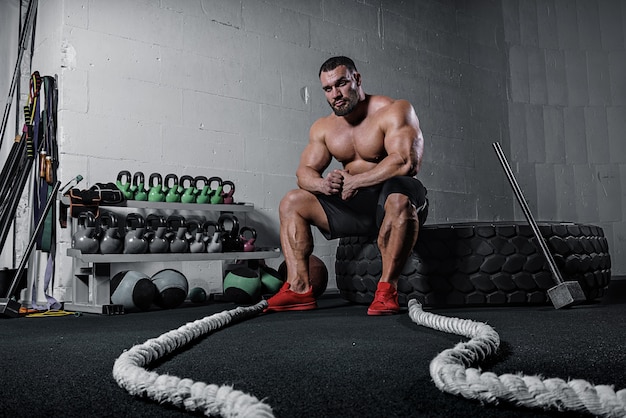 Brute sterke atletische mannen bodybuilder traint in de sportschool