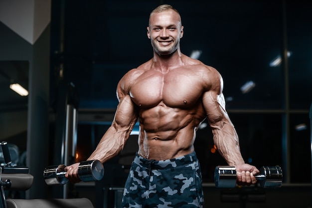 Brute sterke bodybuilder atletische mannen oppompen van spieren met halters