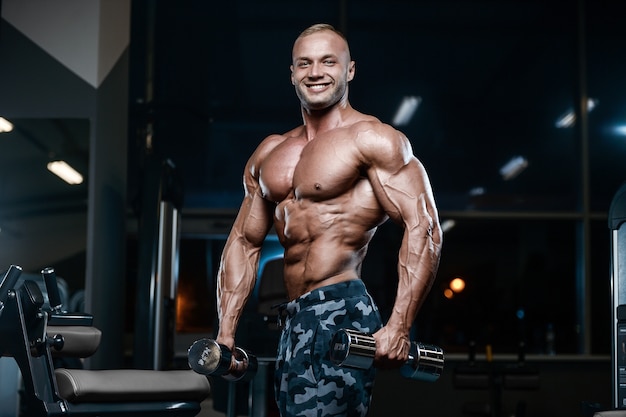 Brute sterke bodybuilder atletische mannen oppompen van spieren met halters