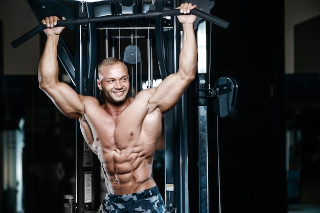 Brute sterke bodybuilder atletische mannen oppompen van spieren met halters