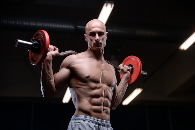 Brute sterke bodybuilder atletische mannen oppompen van spieren met halters