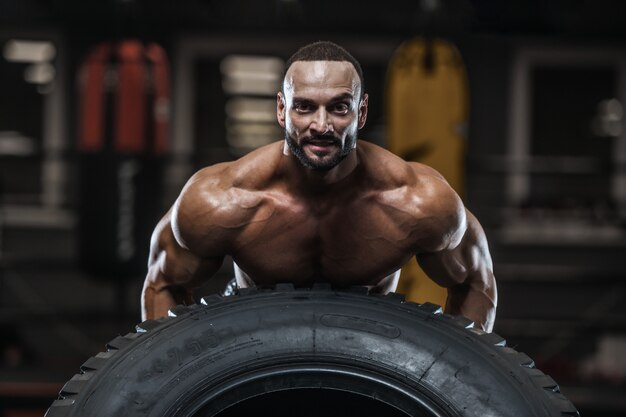 Brute sterke bodybuilder atletische mannen oppompen van spieren met halters