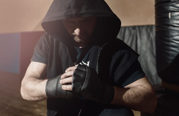 Brute straatvechter klaar om te vechten. Gym training,