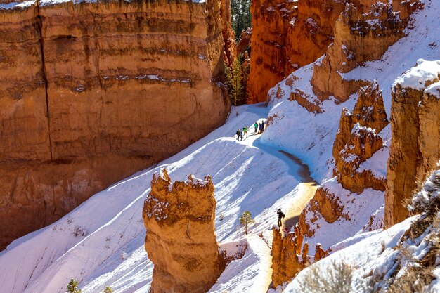 Photo bryce canyon  with snow in winter season.