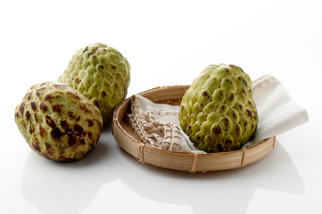 Buah Srikaya The Sugar Apple of Sweetsop Annona squamosa Het vruchtvlees is geurig en zoet romig wit tot lichtgeel Ook bekend als Custard Apple