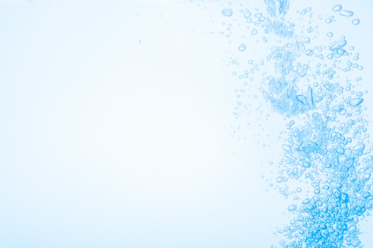 Foto bubbels in blauw water tegen een witte achtergrond