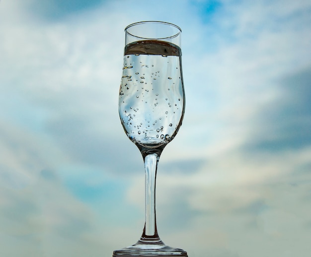 Foto bubbels in een glas met water