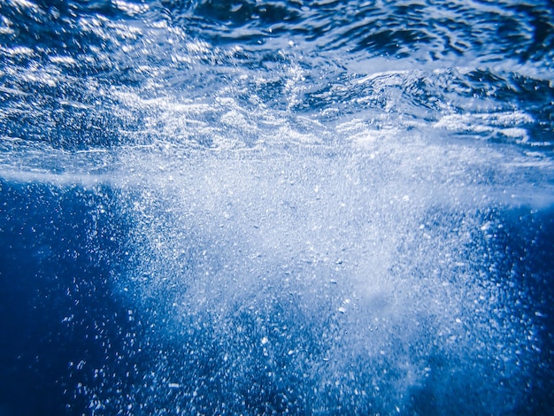 Foto bubbels onder zee in kristalhelder groen zeewater onderwaterbel echte afbeelding geweldig voor achtergrond