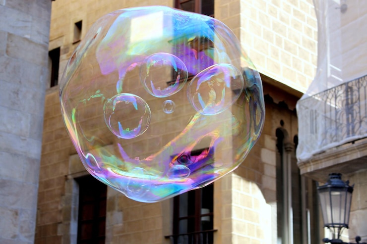Foto bubbels tegen het gebouw