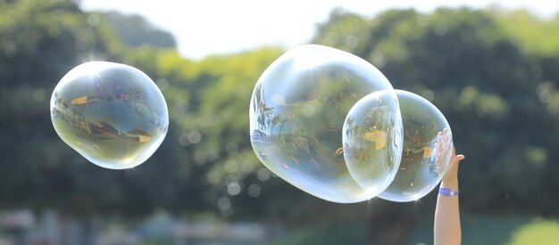 Foto soffiatore di bolle su sfondo blu cielo