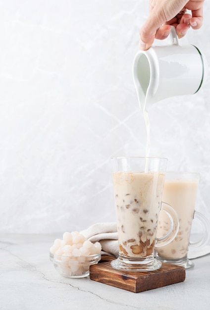 Bubble tea al latte con ghiaccio e deliziosa tapioca