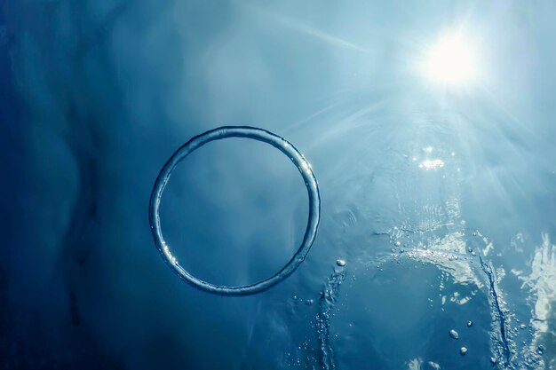 バブルリング水中は太陽に向かって上昇します。