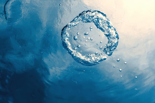 Bubble ring Underwater stijgt naar de zon.