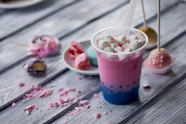 Bubble tea in roze en blauwe kleur in een plastic beker met een rietje Zachte mooie kleuren