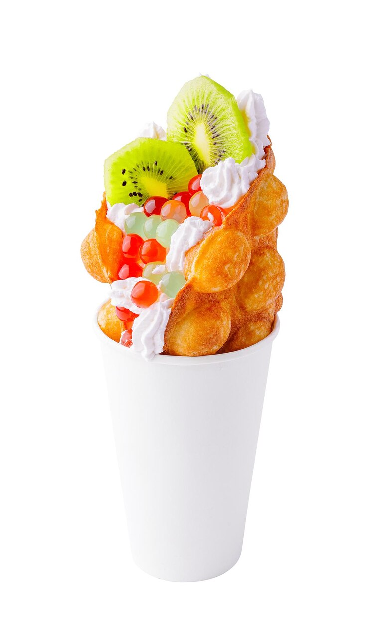 Foto bubble waffle met kiwi bubble thee en slagroom