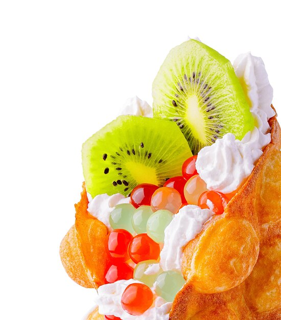 Foto waffle a bolle con tè a bolle di kiwi e panna montata