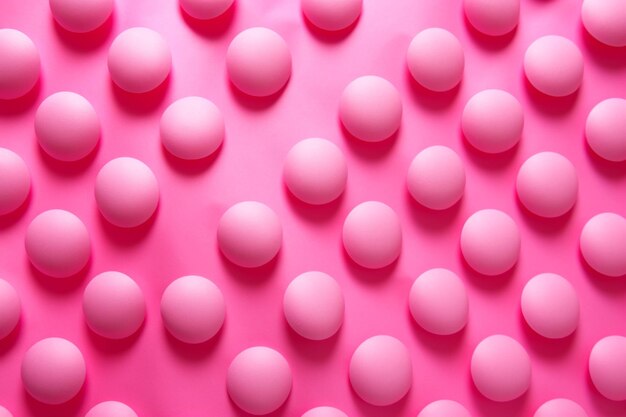 Photo a bubblegum pink background with white polka dots