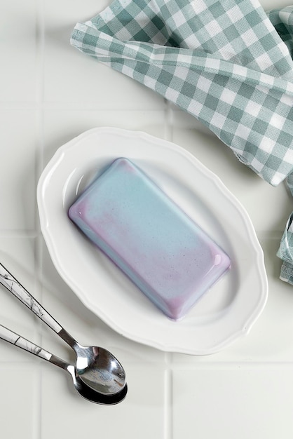 Bubblegum Pudding op witte plaat Zelfgemaakte zachte zijdeachtige pudding met blauwe kleur