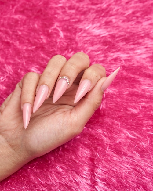 Bubblegum roze gel gebeeldhouwde nagels