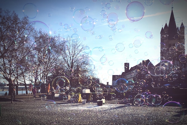 Foto bubble contro alberi nudi e cielo limpido