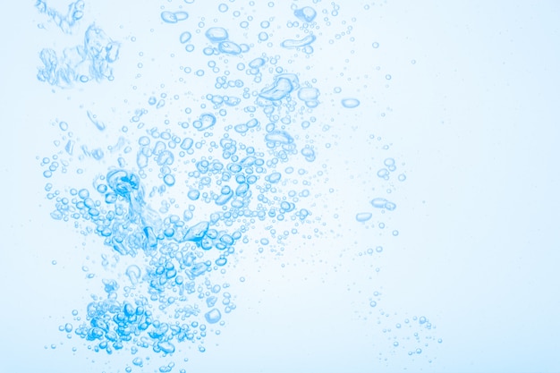 青い水の背景の泡
