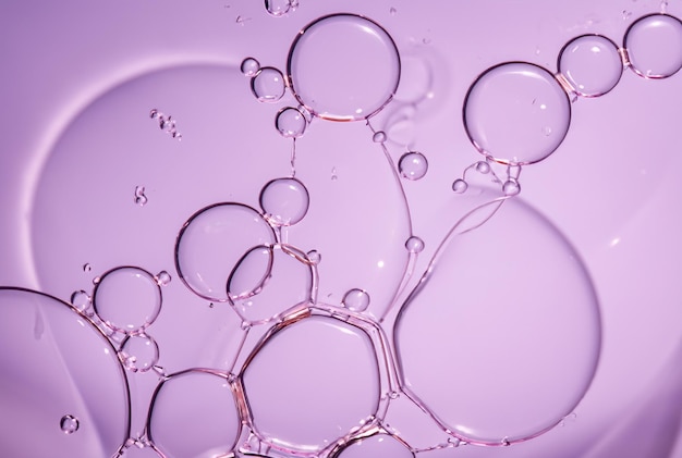 Пузыри в фиолетовом контейнере с пузырьками внутри.