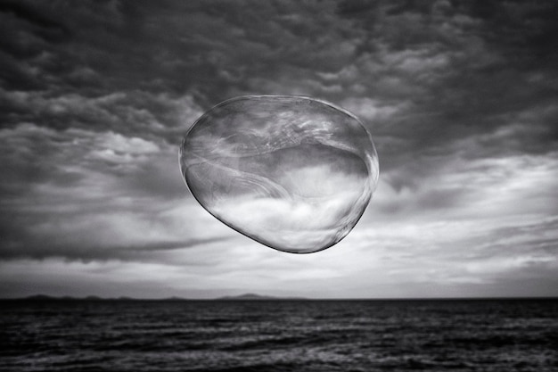 Foto bolle nel mare contro il cielo