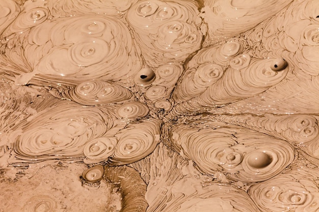 泡立つ熱い泥の地熱泉の背景