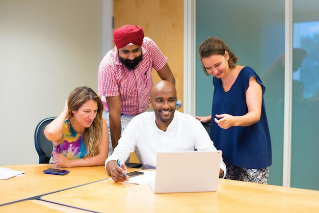 Bubsiness team gevormd door verschillende ethnics op kantoor met laptop