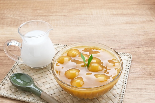 Bubur candil of kolak biji salak, Indonesisch traditioneel eten gemaakt van kleefrijstmeel.