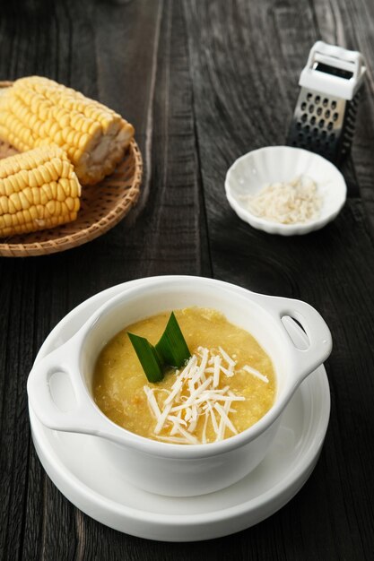 Bubur jagung manis of zoete maïs pap Indonesisch traditioneel dessert Geselecteerde focus