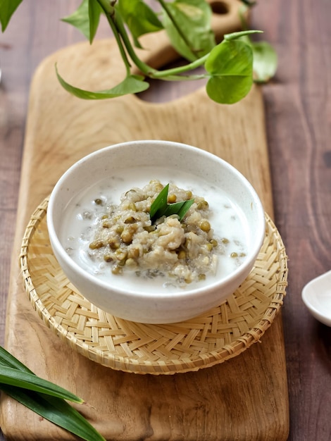 Bubur Kacang Hijau、緑豆とココナッツミルクから作られたインドネシアのデザートまたは朝食