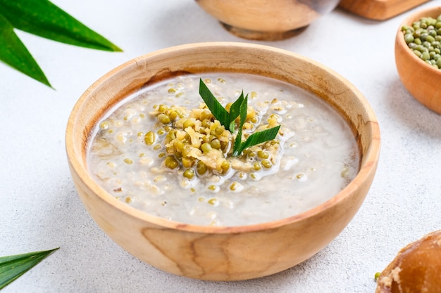 Bubur Kacang Hijau. Javaanse dessertpap van mungbonen met kokosmelk. Geserveerd in een aardewerken schaal. Een populair startersvoedsel om het vasten te verbreken tijdens de ramadan