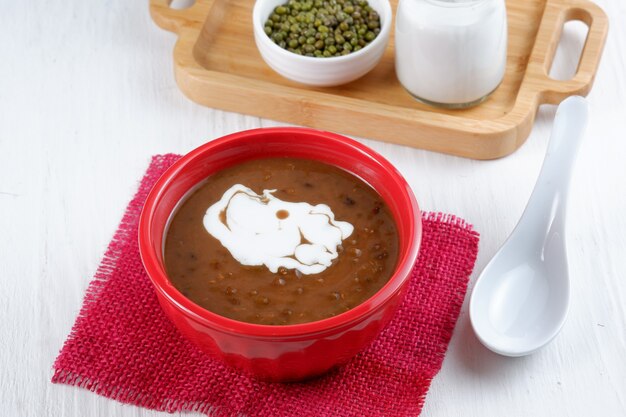 Bubur kacang ikobubur kacang hijau of mungbean pap indonesisch traditioneel dessert