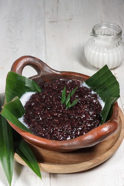 Bubur Ketan Hitam 또는 코코넛 밀크를 곁들인 검은 찹쌀 죽